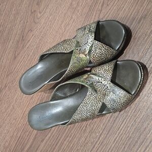 Icon Wearable Art 9.5B Sandals Women's Cheetah Wedge Open Toe